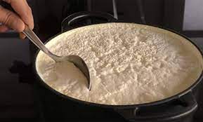 غلى اللبن لعمل الجبن