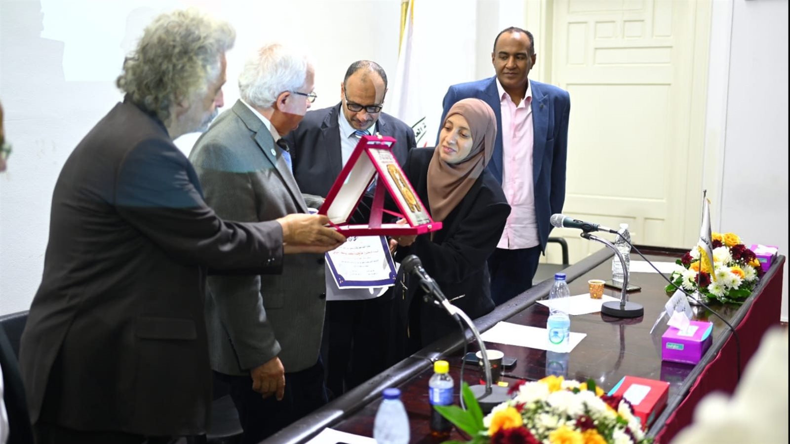 تكريم أطباء قنا