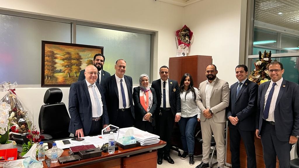 رجال جمارك مطار القاهرة