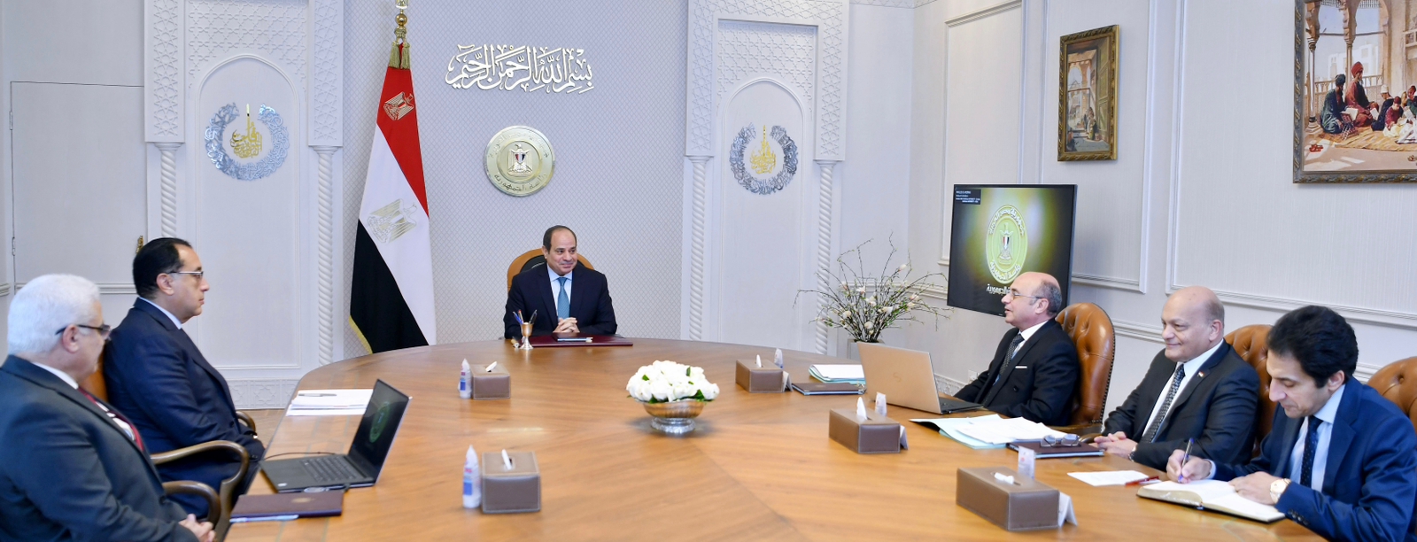 الرئيس السيسي في اجتماعه مع المسئولين 
