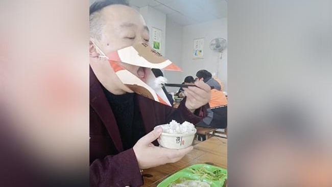 رجل ياكل بمنقار