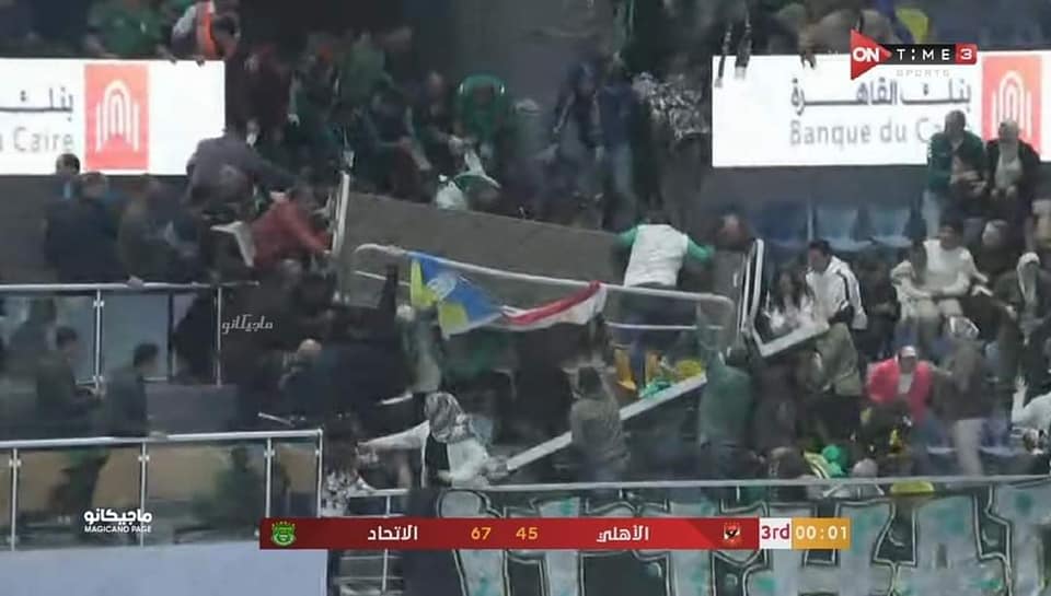 لاعبوا الأهلي والإتحاد يحاولون إنقاذ الجماهير