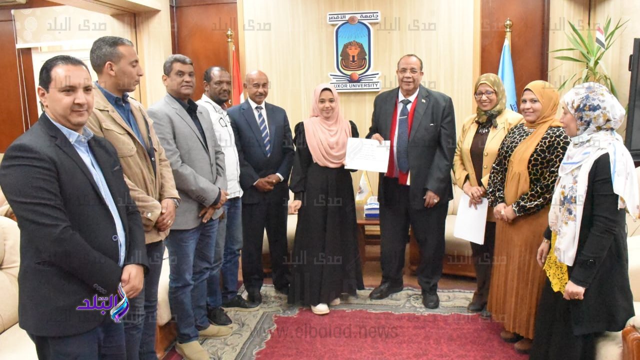 رئيس جامعة الأقصر يلتقي الطلاب المشاركين في برنامج ريادة الأ رئيس جامعة الأقصر يلتقي الطلاب المشاركين في برنامج ريادة الأ