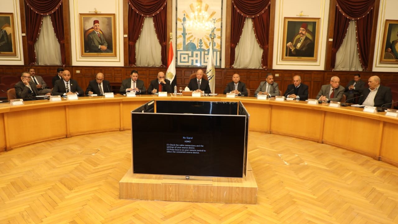 محافظ القاهرة خلال الاجتماع