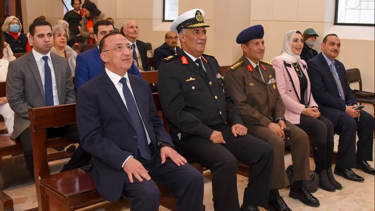 محافظ الإسكندرية يشارك الأخوة الأقباط احتفالاتهم 