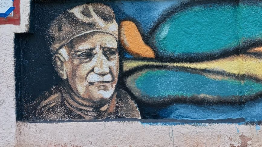 طلاب التربية الفنية ينتهون من جدارية تجسد شخصيات تاريخية لها