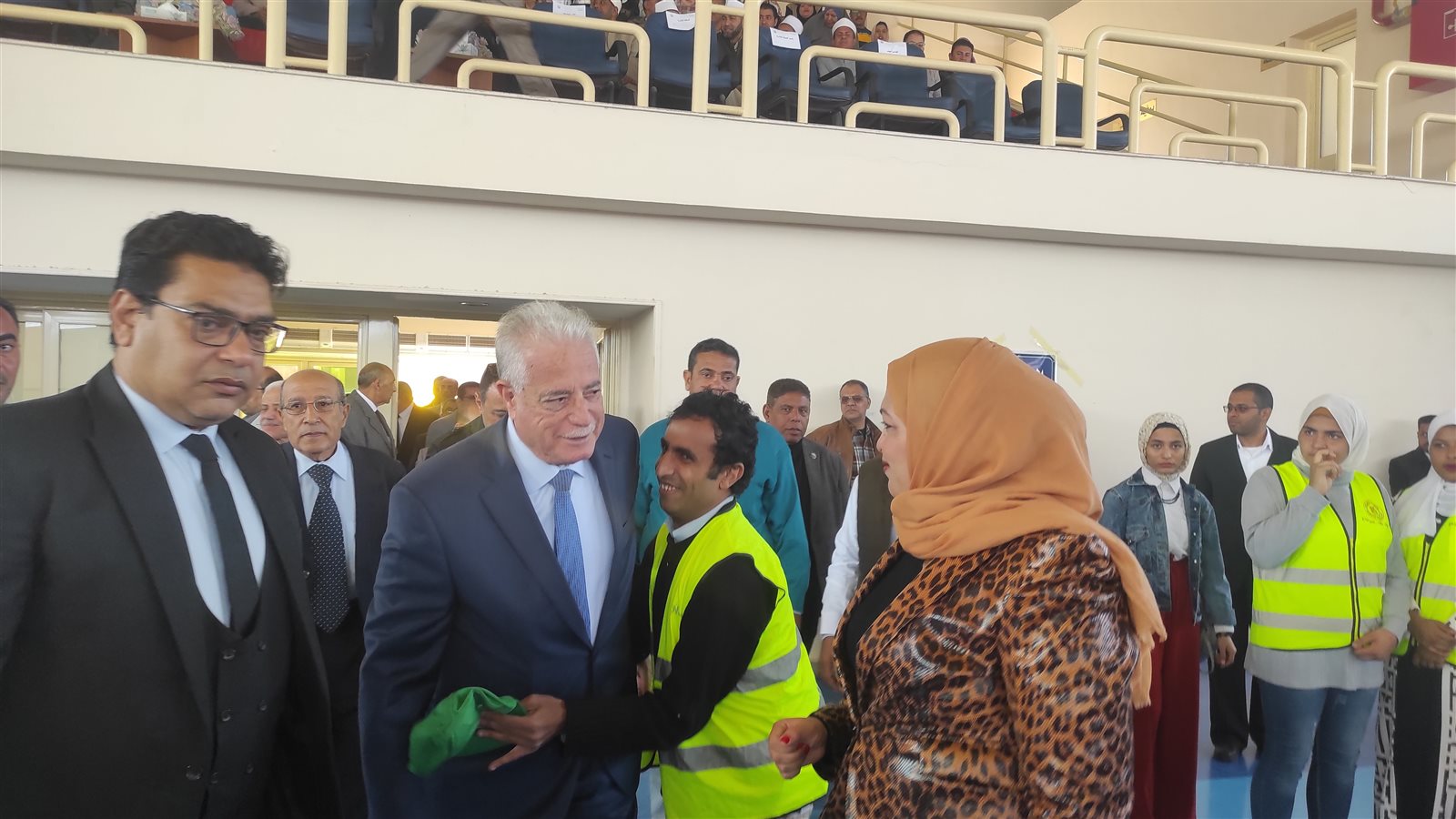 فوده يوزع أجهزة تعويضيه 