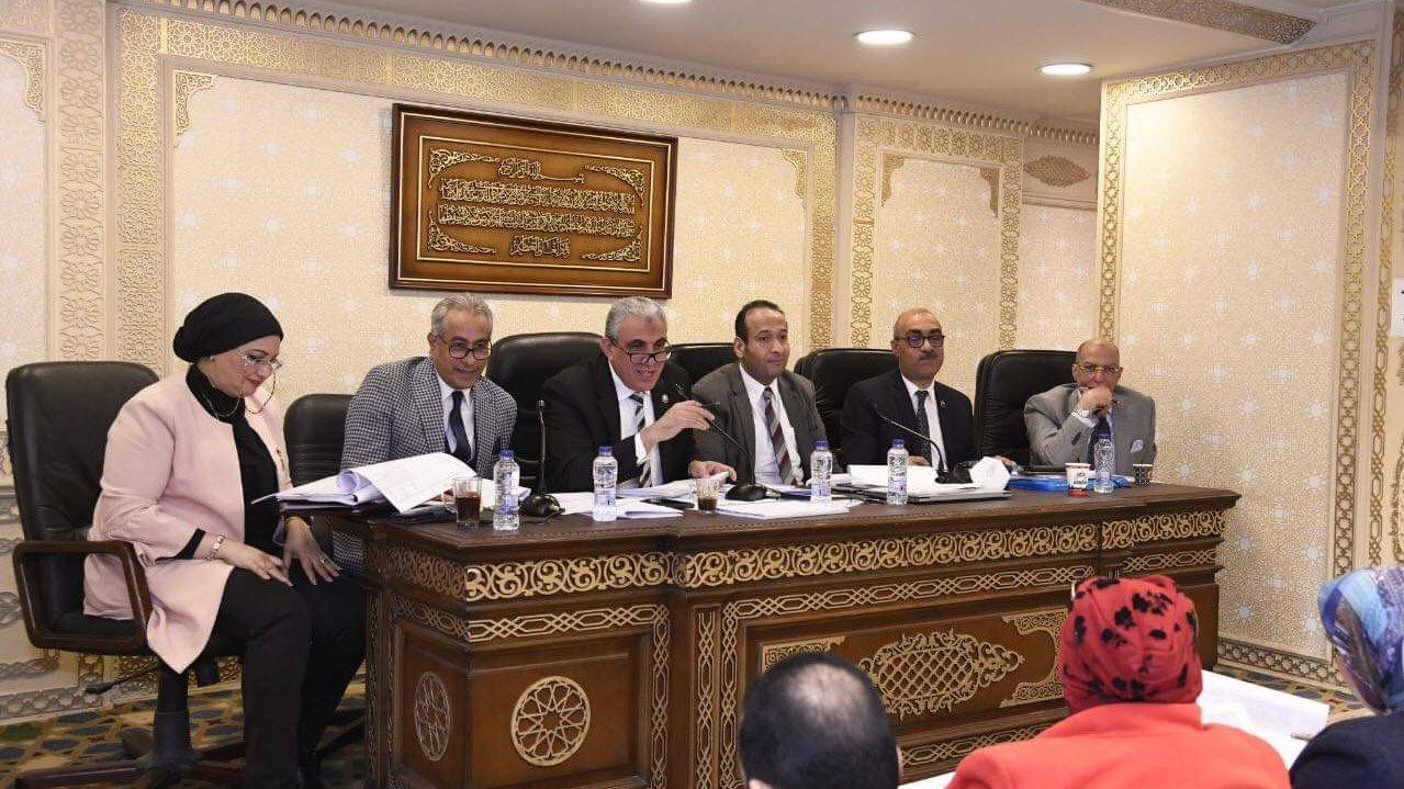 لجنة القوي العاملة خلال اجتماعها 