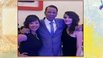 الفنان الراحل علي عبد الرحيم برفقة بناته