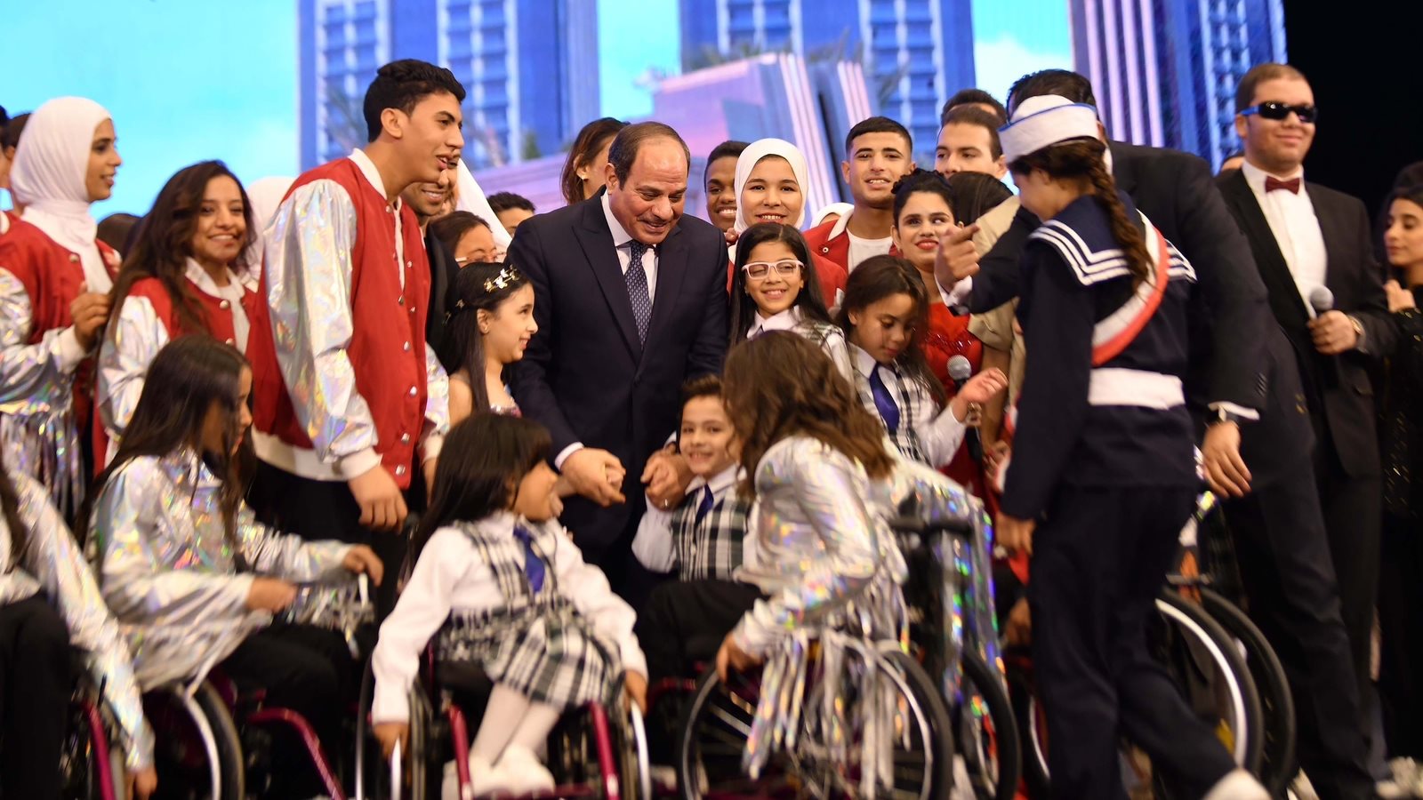 الرئيس السيسي مع ملائكة قادرون باختلاف