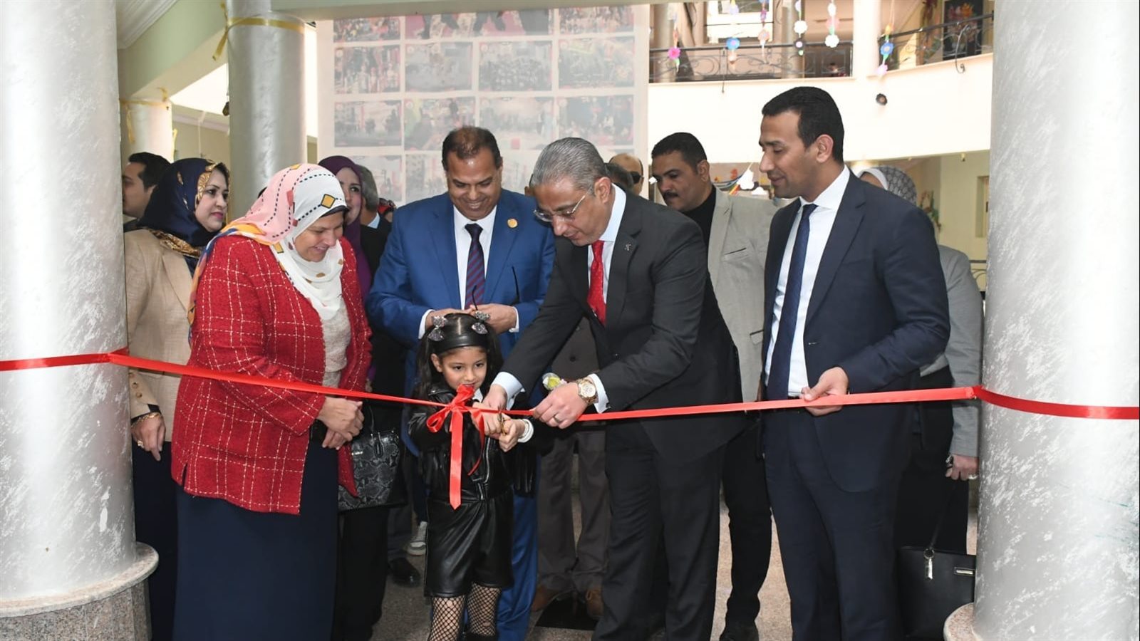 محافظ الفيوم أثناء اللقاء