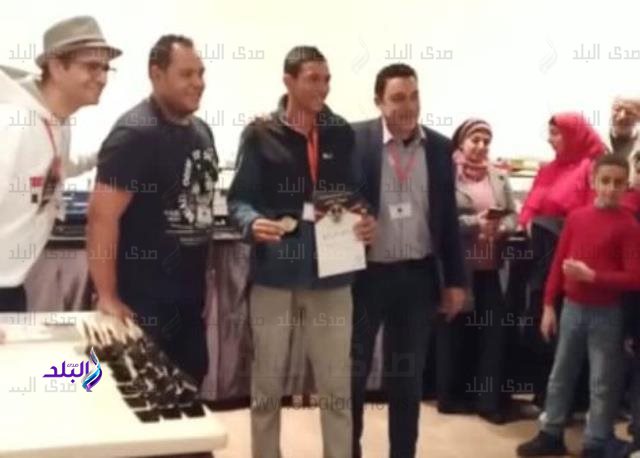تكريم طالب من جامعة بدر فى معرض مصر لفنون النماذج المصغره