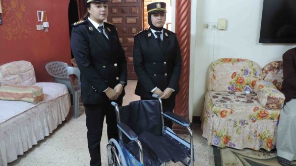 الداخلية تهدى مواطن كرسى متحرك