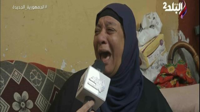 سيدة تبكي على الهواء 