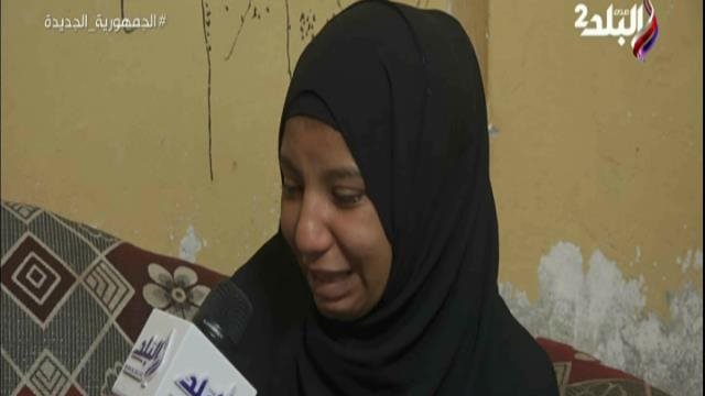 بكاء سيدة على ابنتها المتوفية 