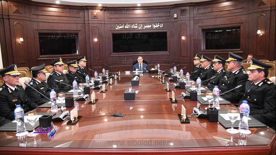 اجتماع وزير الداخلية مع القيادات الامنية