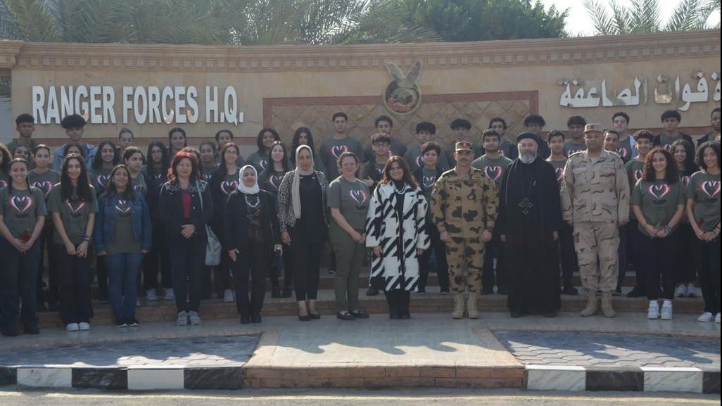 صورة من زيارة الوفد لقوات الصاعقة