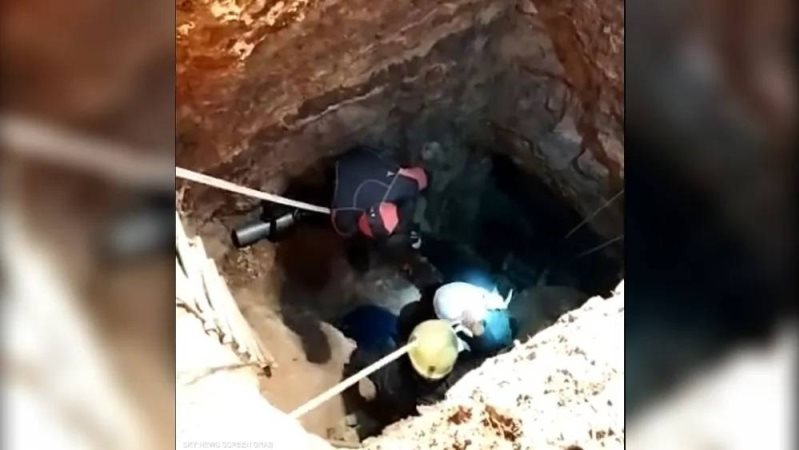 شاهد.. لحظة إنقاذ أردنيين سقطا في حفرة عمقها 30 متر