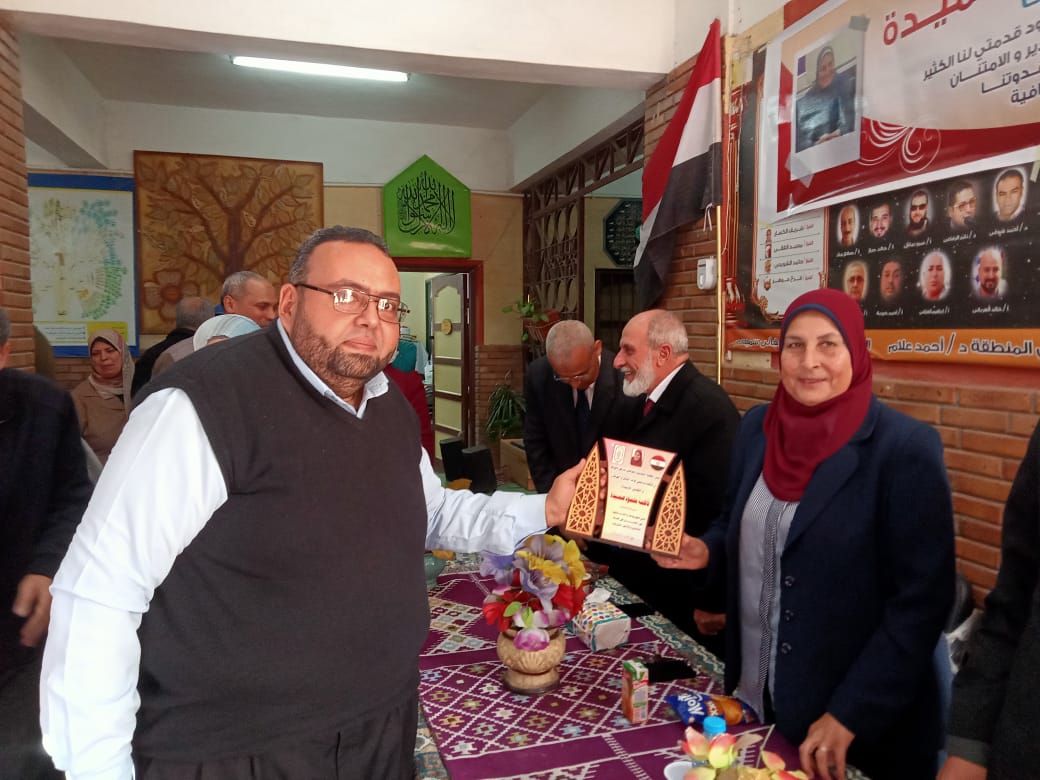تكريم مديرة إدارة مكتبات منطقة دمياط الأزهرية 