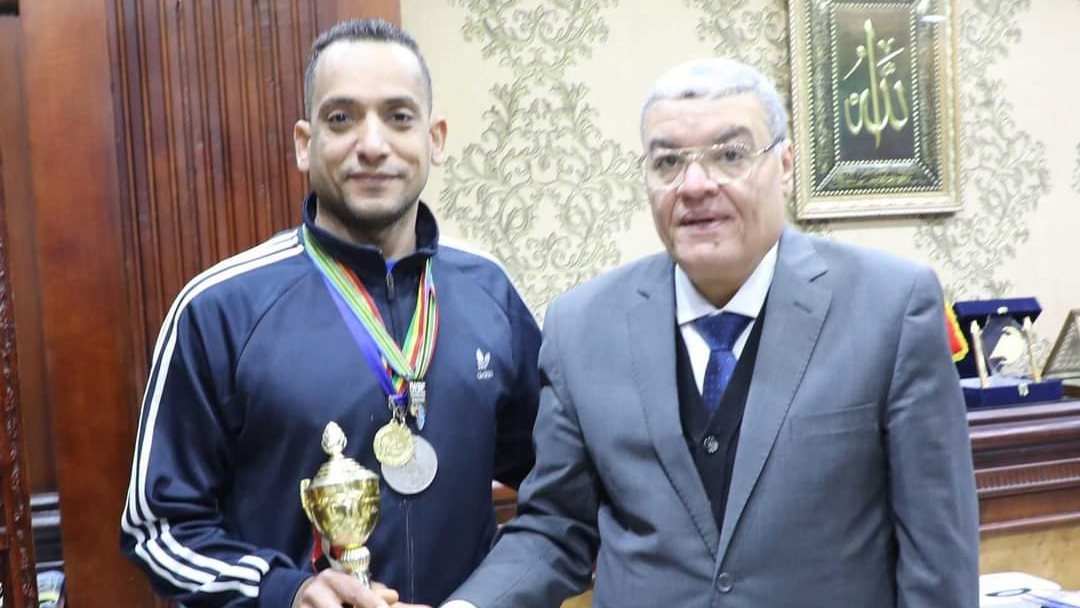 محافظ المنيا يكرم اللاعب محمد أنور 