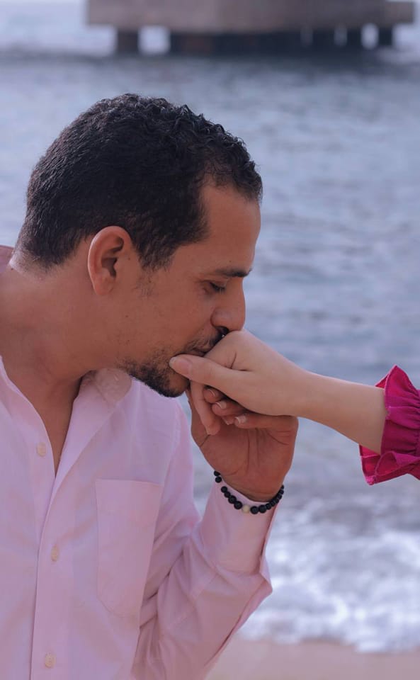 زوج مريم جودة يقبل يدها