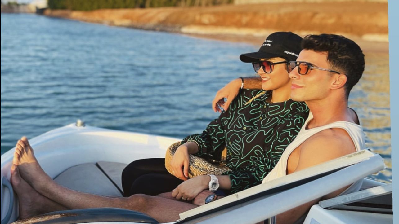 زيزو برفقه زوجته 