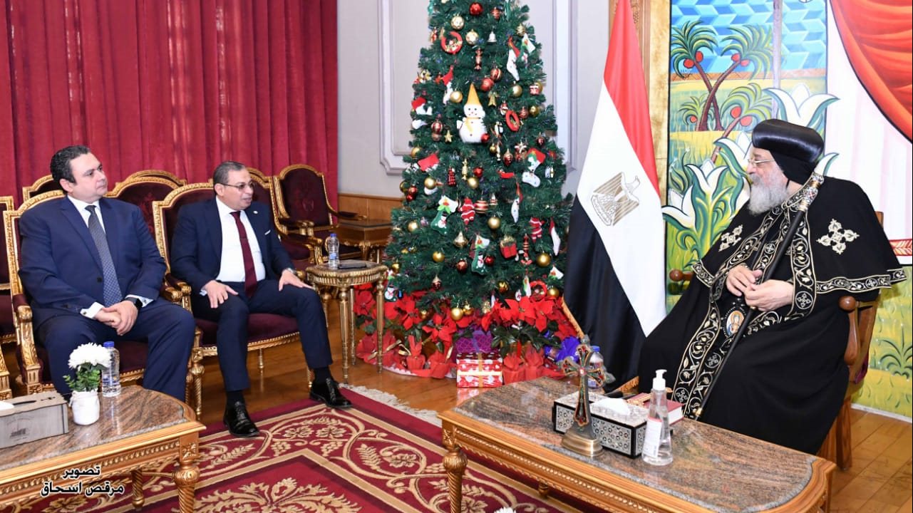 البابا تواضروس يستقبل وفد الرقابة الإدارية للتهنة بالعيد