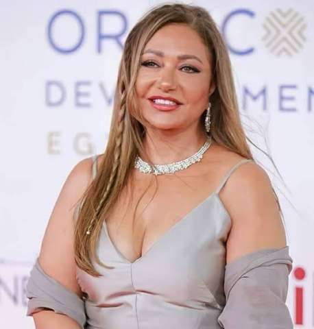 في عيد ميلادها الـ 61..10 صور أثارت الجدل للنجمة ليلى علوي | شاهد