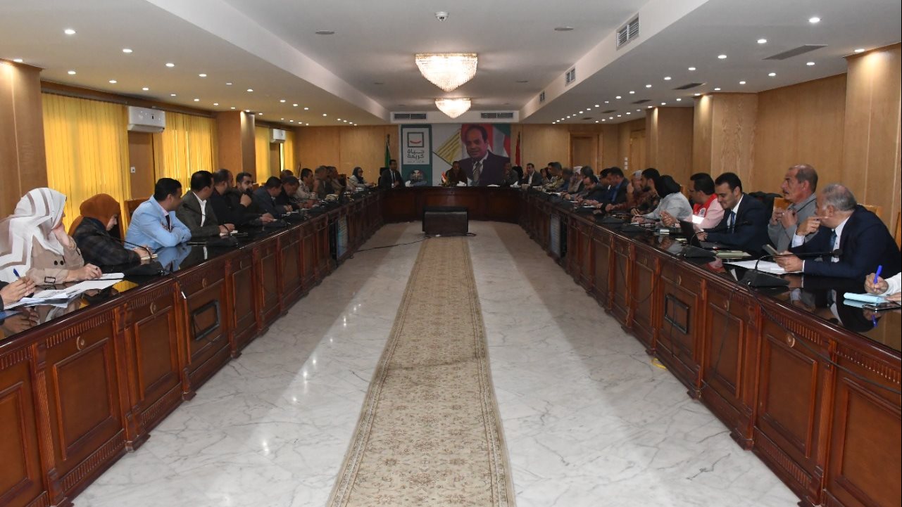 محافظ الفيوم أثناء اللقاء محافظ الفيوم أثناء اللقاء