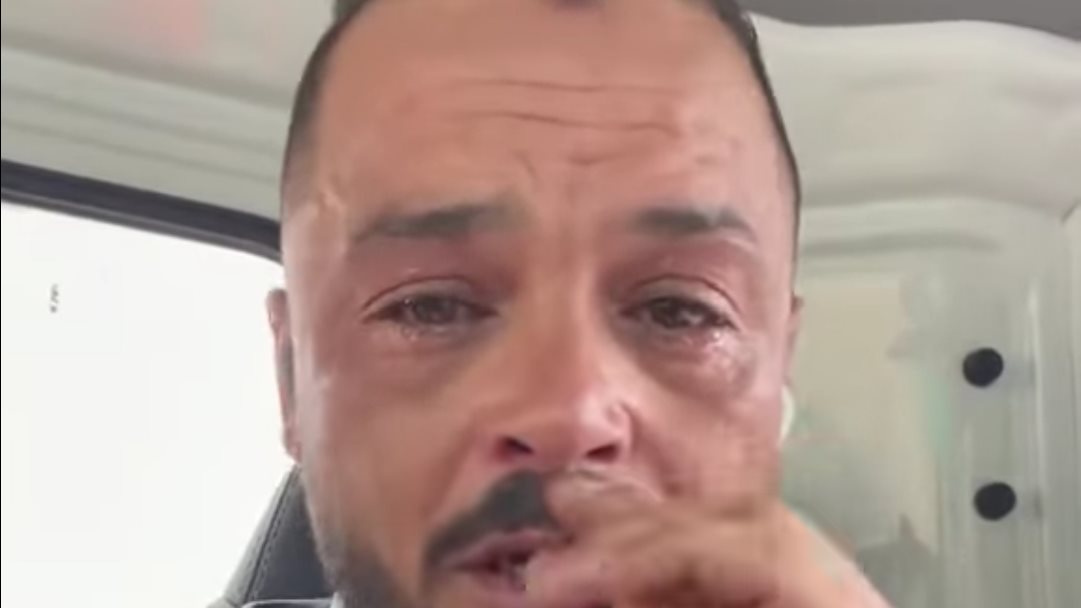 شاب يبكي