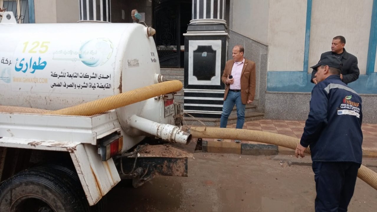 شفط مياه الأمطار الغزيرة بشوارع الغربية 