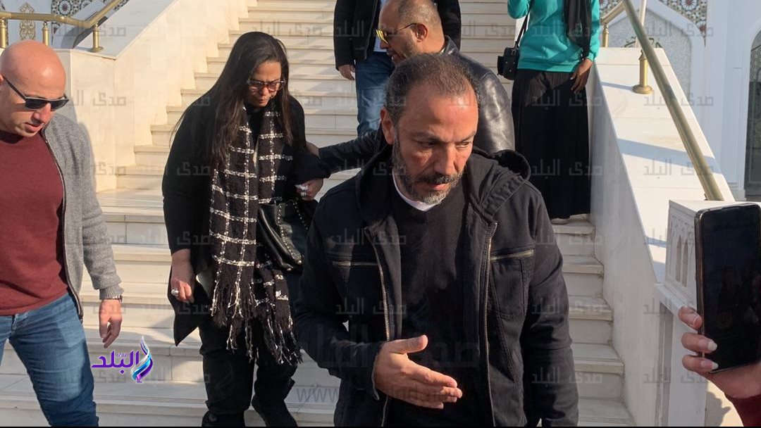 طارق لطفي من جنازة والدته 