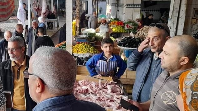متابعة بيع السلع في الأسواق بالعريش