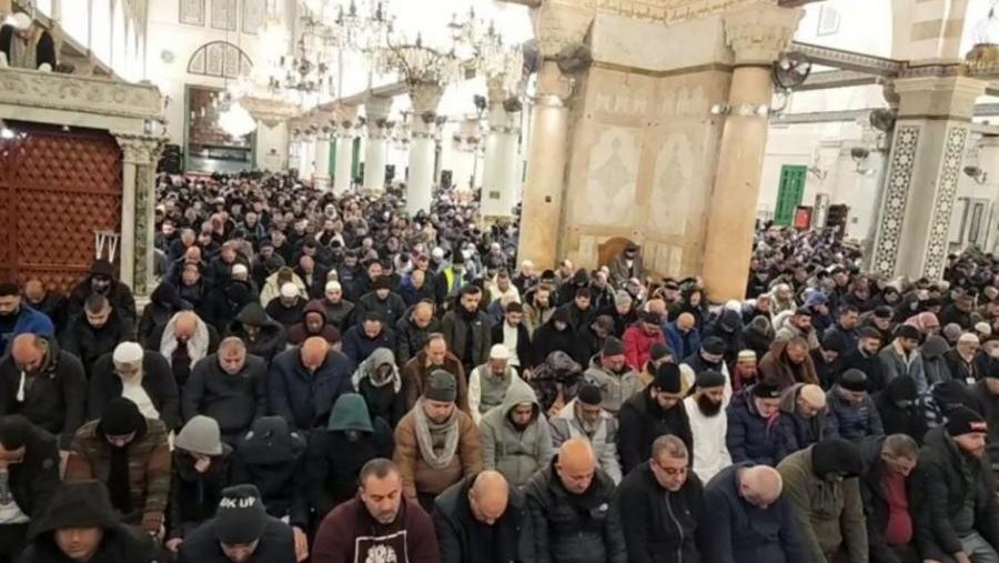 الآلاف يحييون الفجر العظيم في الأقصى والحرم الإبراهيمي