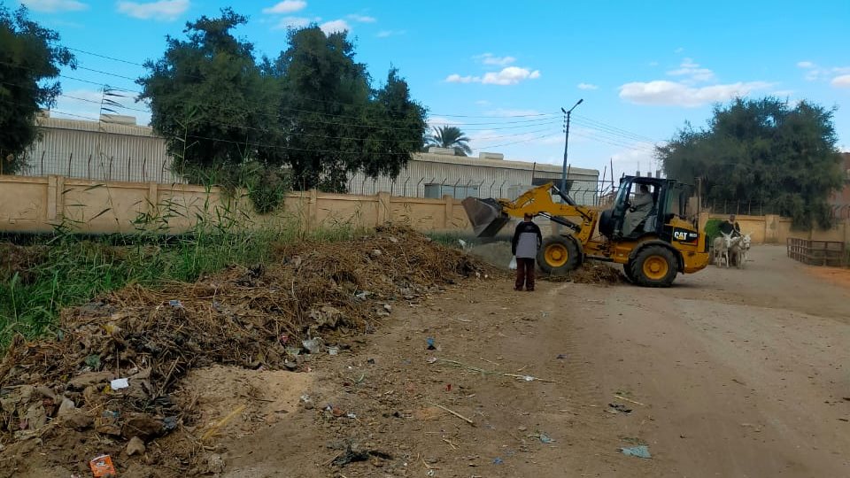 أعمال تطهير الترع والمصارف بأسيوط 