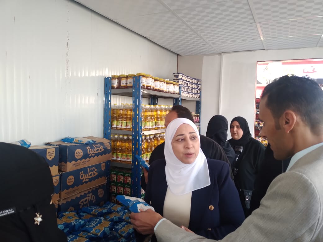 نائب المحافظ خلال الجولة