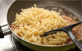 خطوات عمل مكرونة بالتونة