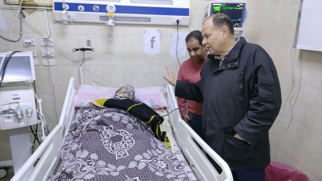 محافظ أسيوط يزور مصابى حادث المنزل المنكوب بمستشفى الإيمان 