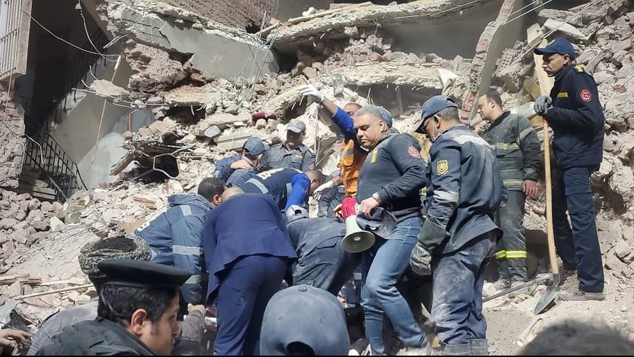 انتشال جثة سيدة من أسفل أنقاض المنزل المنهار بأسيوط 