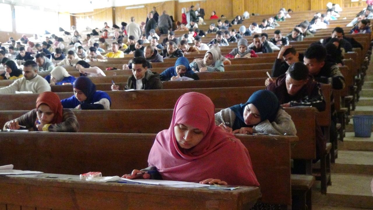 طلاب جامعة المنيا يؤدون الامتحانات 