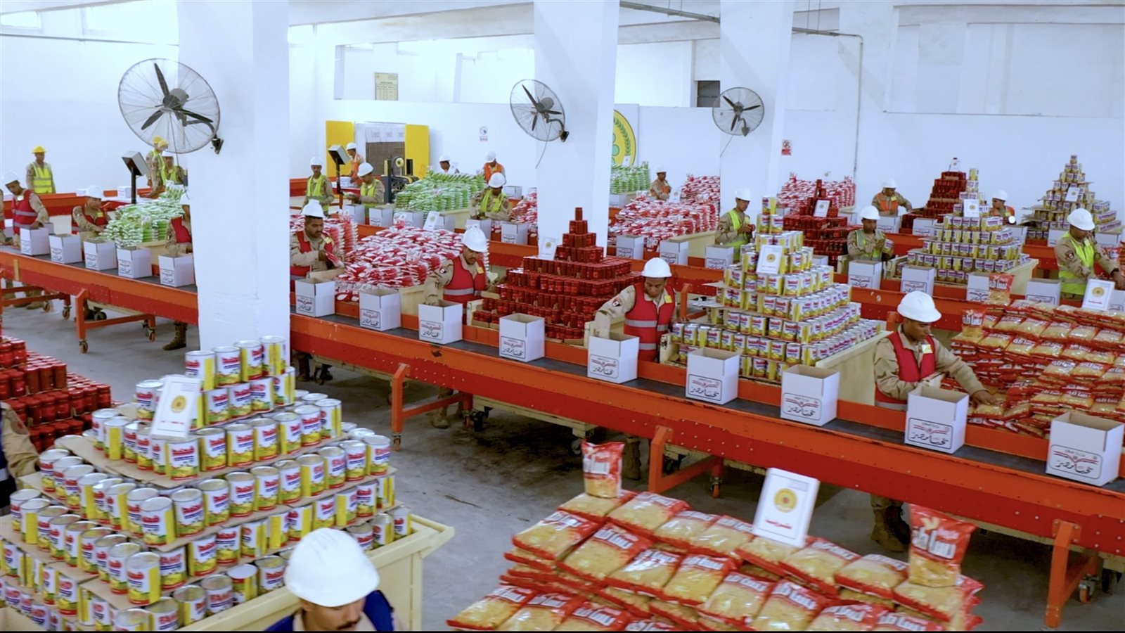 القوات المسلحة توزع 3 عبوة غذائية