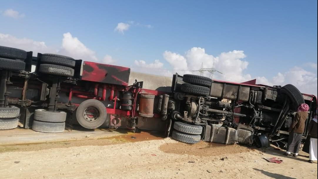 انقلاب سيارة محملة بالسولار بنخل