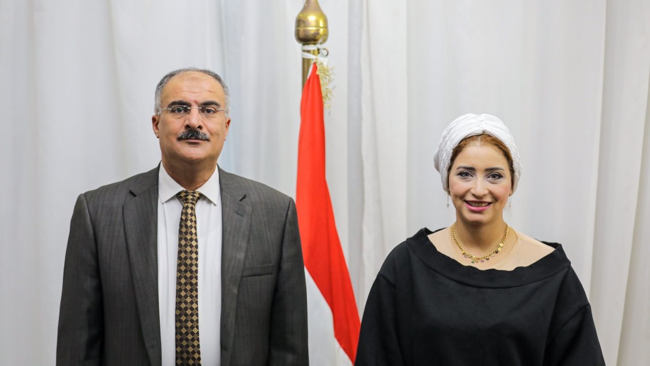  المهندس أيمن شديد رئيس هيئة المساحة مع الزميلة أمل مجدي