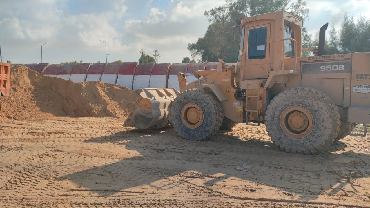 رفع تراكمات الرمال والرتش بشوارع مدينة العريش