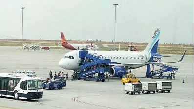 طائرة تغادر وتنسى الركاب