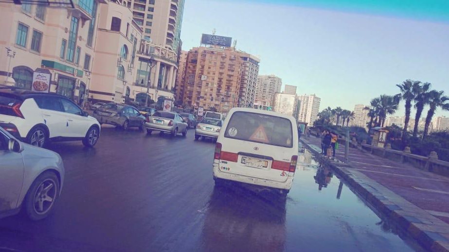نزح مياه الأمطار بكورنيش الإسكندرية