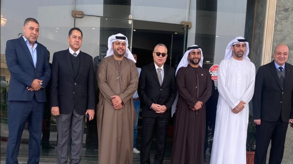 وفد الإمارات مع قيادات شركة الملاحة