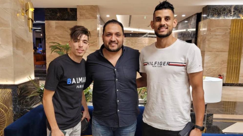 حماد يتوسط دغموم وبوبكر لاعبيّ المصري