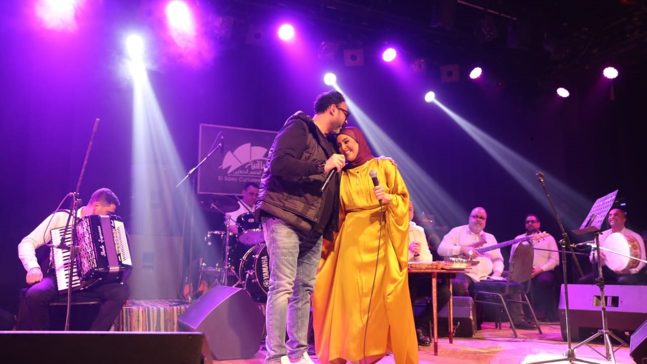 هلا رشدي وأكرم حسني 