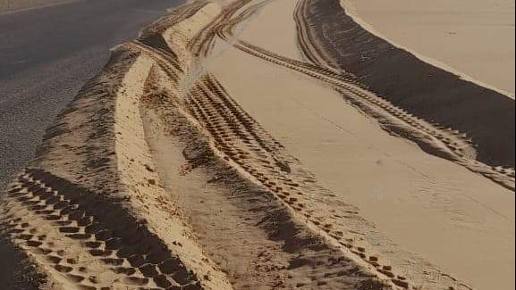 رفع الكثبان الرملية من علي الطرق بسيناء